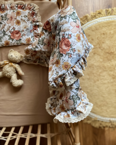 Bawełniana pościel dziecięca z falbanką – Łąka Retro 65x80 cm