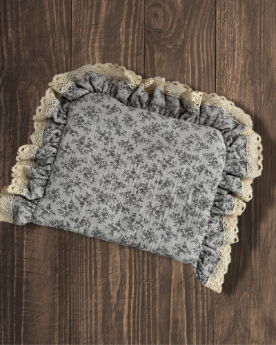 Muślinowa poduszka z falbanką i koronką – szara 25x30 cm