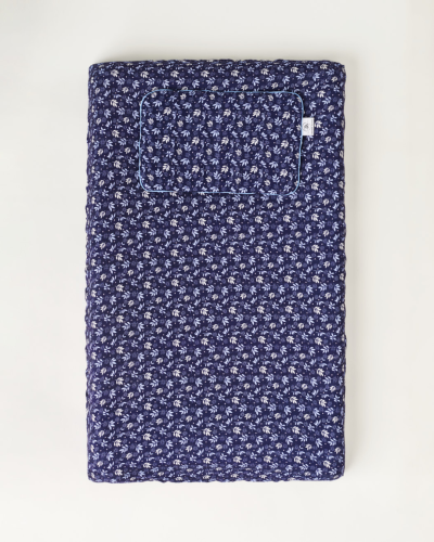 Zestaw z bambusowej wiskozy: miękki pokrowiec i dopasowana, płaska poduszka. Stylowy i funkcjonalny duet na przewijak, który zapewnia komfort podczas codziennej pielęgnacji i pięknie prezentuje się w dziecięcym kąciku. Idealny również na prezent.