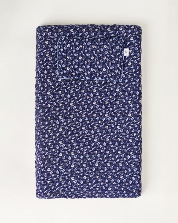 Zestaw z bambusowej wiskozy: miękki pokrowiec i dopasowana, płaska poduszka. Stylowy i funkcjonalny duet na przewijak, który zapewnia komfort podczas codziennej pielęgnacji i pięknie prezentuje się w dziecięcym kąciku. Idealny również na prezent.