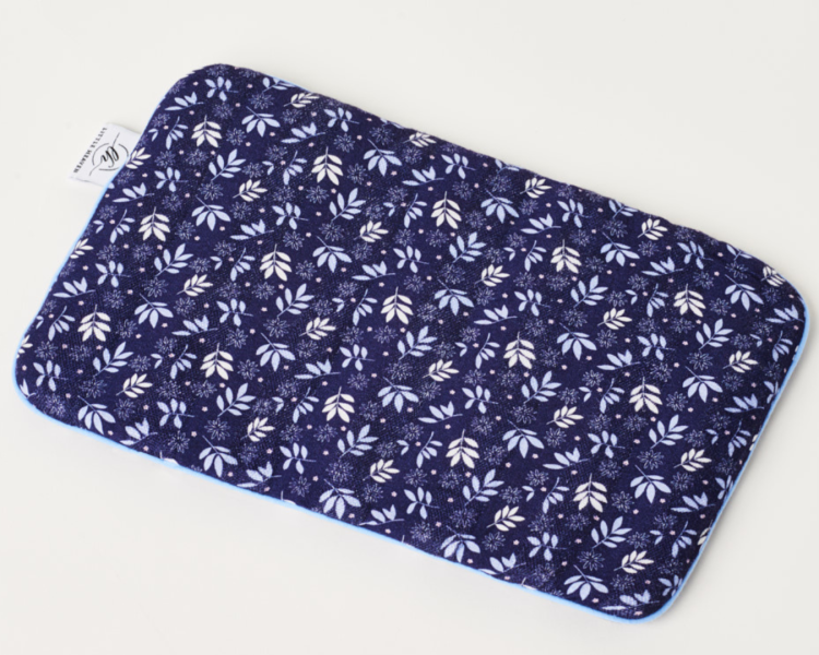 Zestaw z bambusowej wiskozy: miękki pokrowiec i dopasowana, płaska poduszka. Stylowy i funkcjonalny duet na przewijak, który zapewnia komfort podczas codziennej pielęgnacji i pięknie prezentuje się w dziecięcym kąciku. Idealny również na prezent.