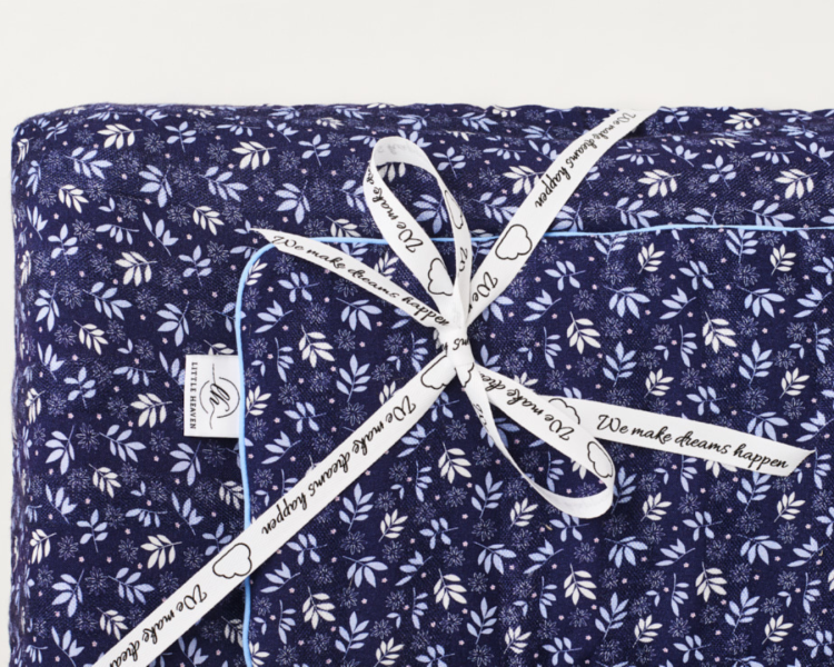 Zestaw z bambusowej wiskozy: miękki pokrowiec i dopasowana, płaska poduszka. Stylowy i funkcjonalny duet na przewijak, który zapewnia komfort podczas codziennej pielęgnacji i pięknie prezentuje się w dziecięcym kąciku. Idealny również na prezent.