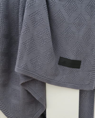 Miękki i lekki kocyk bambusowy w szarym kolorze. Tkany w 100% z naturalnej przędzy bambusowej — delikatnie otula, reguluje temperaturę i zapewnia komfort już od pierwszych dni życia. Idealny do snu, podróży i jako prezent.